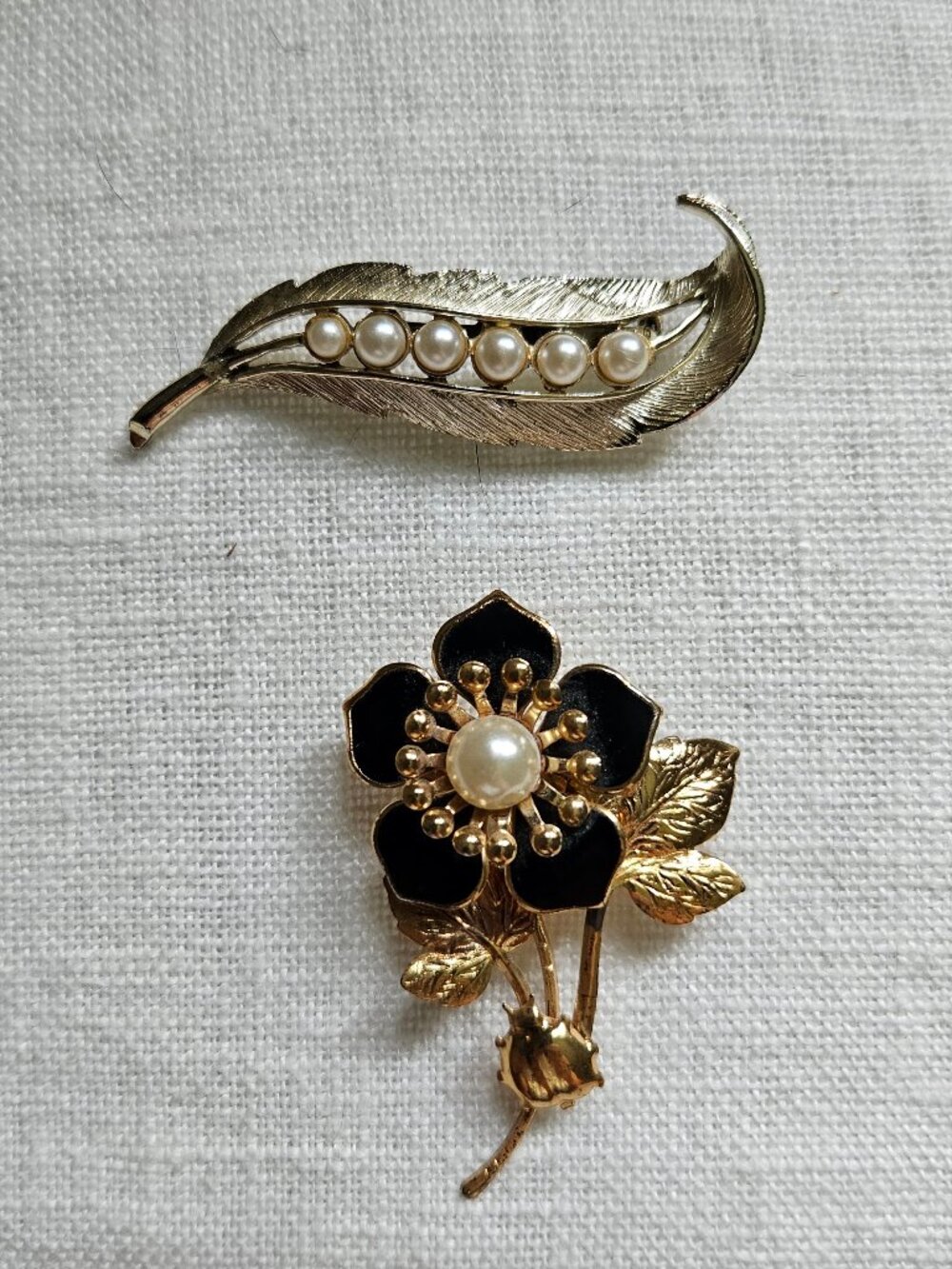 2 Vintage Costume Jewllery Brooches